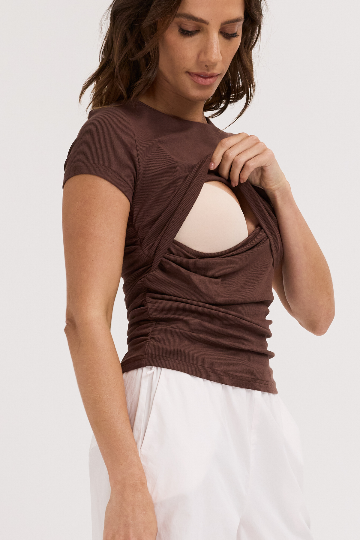 Ari Ribbed Ruched Tee - Chocolate