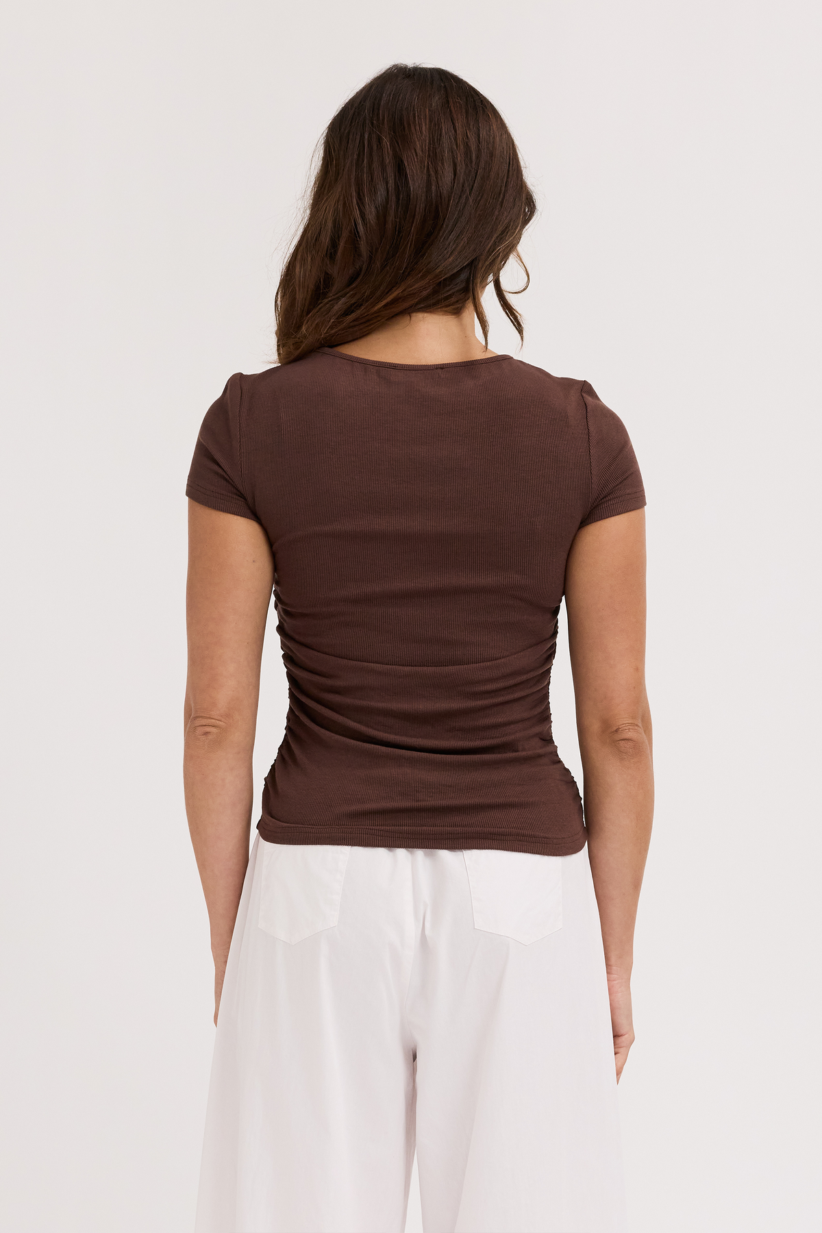 Ari Ribbed Ruched Tee - Chocolate